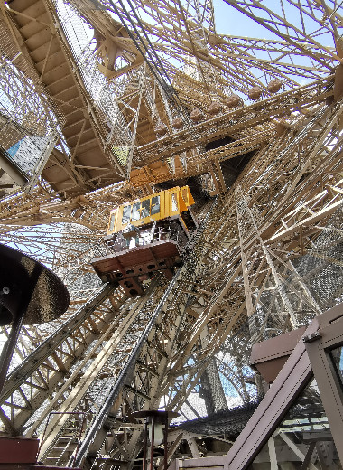 Chariot cabine ascenseur EST de la Tour Eiffel