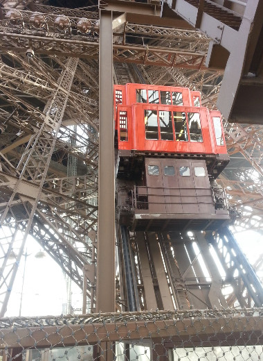 Chariot cabine ascenseur NORD de la Tour Eiffel